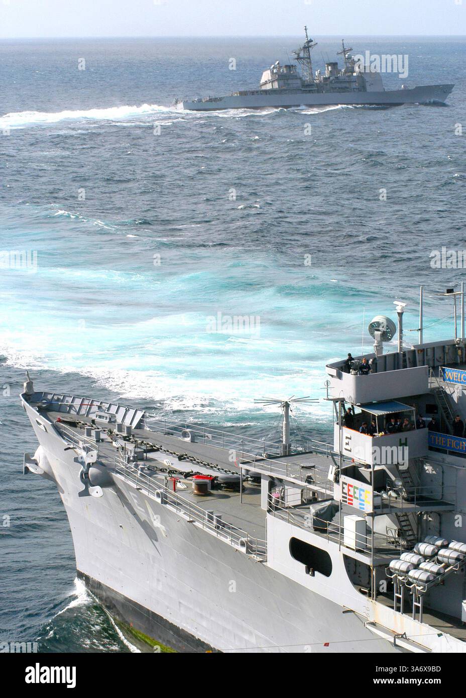 1 luglio 2004; Oceano Atlantico; l'incrociatore missilistico guidato USS Gettysburg (CG 64) diventa difficile a dritta dopo aver completato un rifornimento in mare con la nave di supporto per il combattimento veloce USS Detroit (AOE 4). Gettysburg è schierata in avanti, come parte della USS Enterprise (CV 65) Carrier Strike Group (CSG). Enterprise CSG è uno dei sette partecipanti al Summer Pulse 2004. Summer Pulse 2004 è il dispiegamento simultaneo di sette gruppi di attacco aereo (CSG), dimostrando la capacità della Marina di fornire combattimenti credibili in tutto il mondo, in cinque teatri con altri Stati Uniti, alleati e coalizione milita Foto Stock