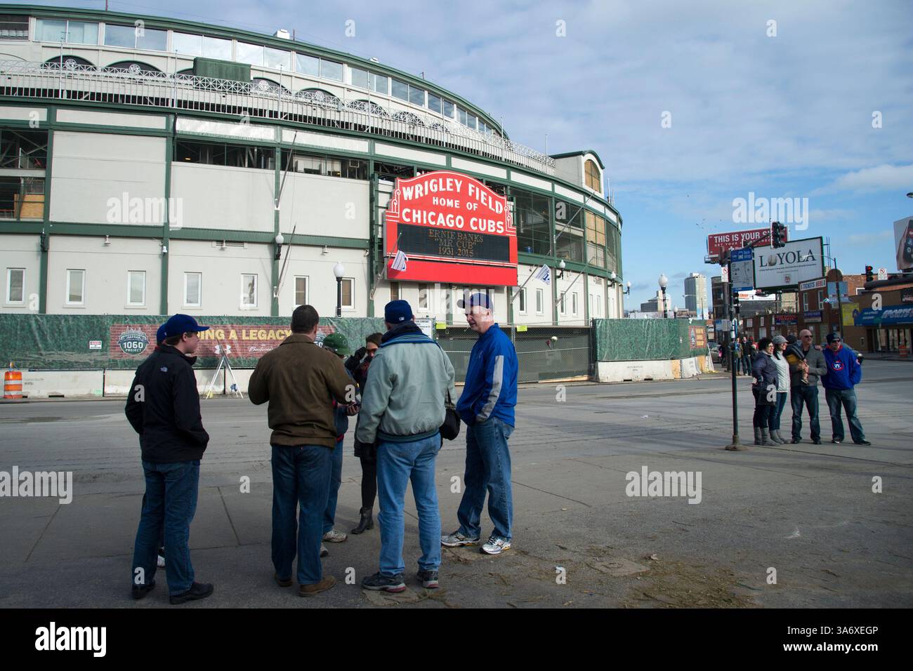 24 gennaio 2015: I Chicago Cubs, grande e ambasciatore del baseball Earnie Banks, muore all'età di 83 anni. I fan si riuniscono in tributi fuori dal Wrigley Field. Credito obbligatorio: Kostas Lymperopoulos/CSM (immagine di credito: © Kostas Lymperopoulos/Cal Sport Media/ZUMAPRESS.com) Foto Stock