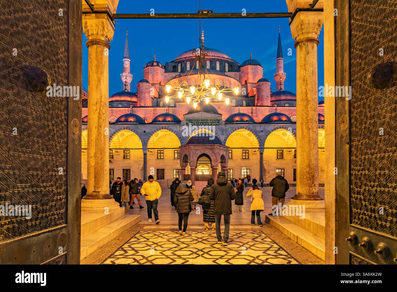 Blaue Moschee Innenhof der Blauen Moschee oder Sultan-Ahmed-Moschee in der Abenddämmerung, Istanbul, cortile di Türkei della Moschea Blu o Sultan Ahm Foto Stock