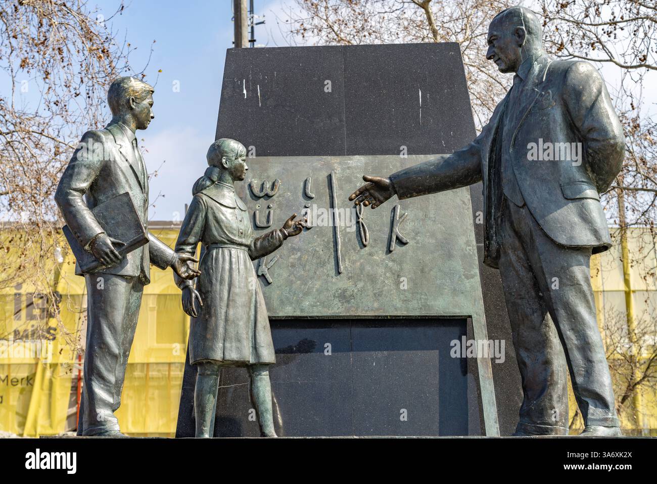 Atatürk Denkmal Denkmal für Schulleiter Atatürk a KadÄköy, Istanbul, Türkei Atatürk Monument a KadÄköy, Istanbul, Turchia *** Atatürk Monument Monume Foto Stock