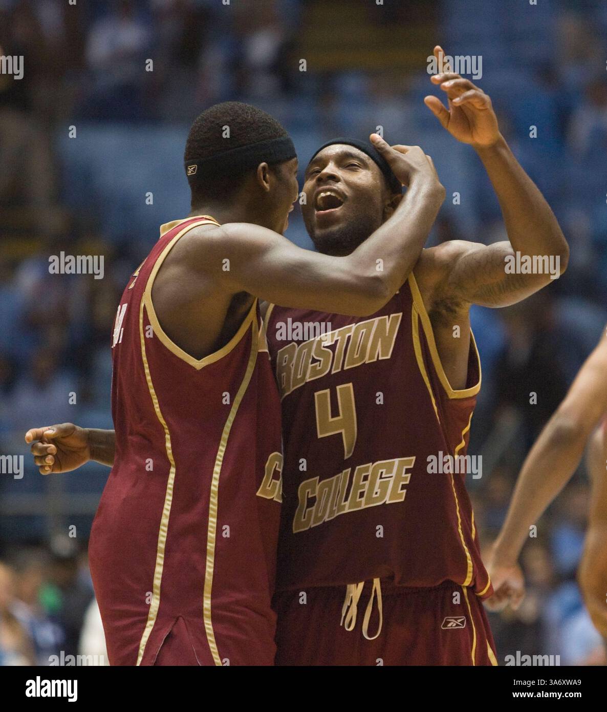 4 gennaio 2009 - il Tyrese Rice del Boston College (4) abbraccia il compagno di squadra Corey Raji (11) mentre celebrano la vittoria degli Eagles nel 85-78 contro la Carolina del Nord domenica 4 gennaio 2009, allo Smith Center di Chapel Hill, Carolina del Nord. (Robert Willett/Raleigh News & Observer/MCT) (immagine di credito: © Robert Willett/MCT/ZUMAPRESS.com) Foto Stock