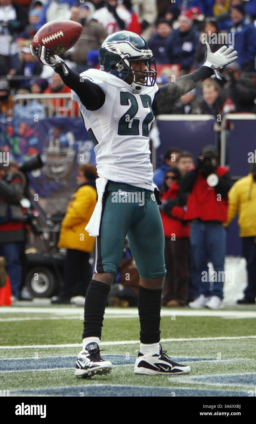11 gennaio 2009 - Asante Samuel dei Philadelphia Eagles celebra il suo intercetto contro i New York Giants nel primo quarto di una partita di playoff della NFC al Giants Stadium di East Rutherford, New Jersey, domenica 11 gennaio 2009. Gli Eagles sconfissero i Giants, 23-11. (Eric Mencher/Philadelphia InquirerMCT) (immagine di credito: © Eric Mencher/MCT/ZUMAPRESS.com) Foto Stock