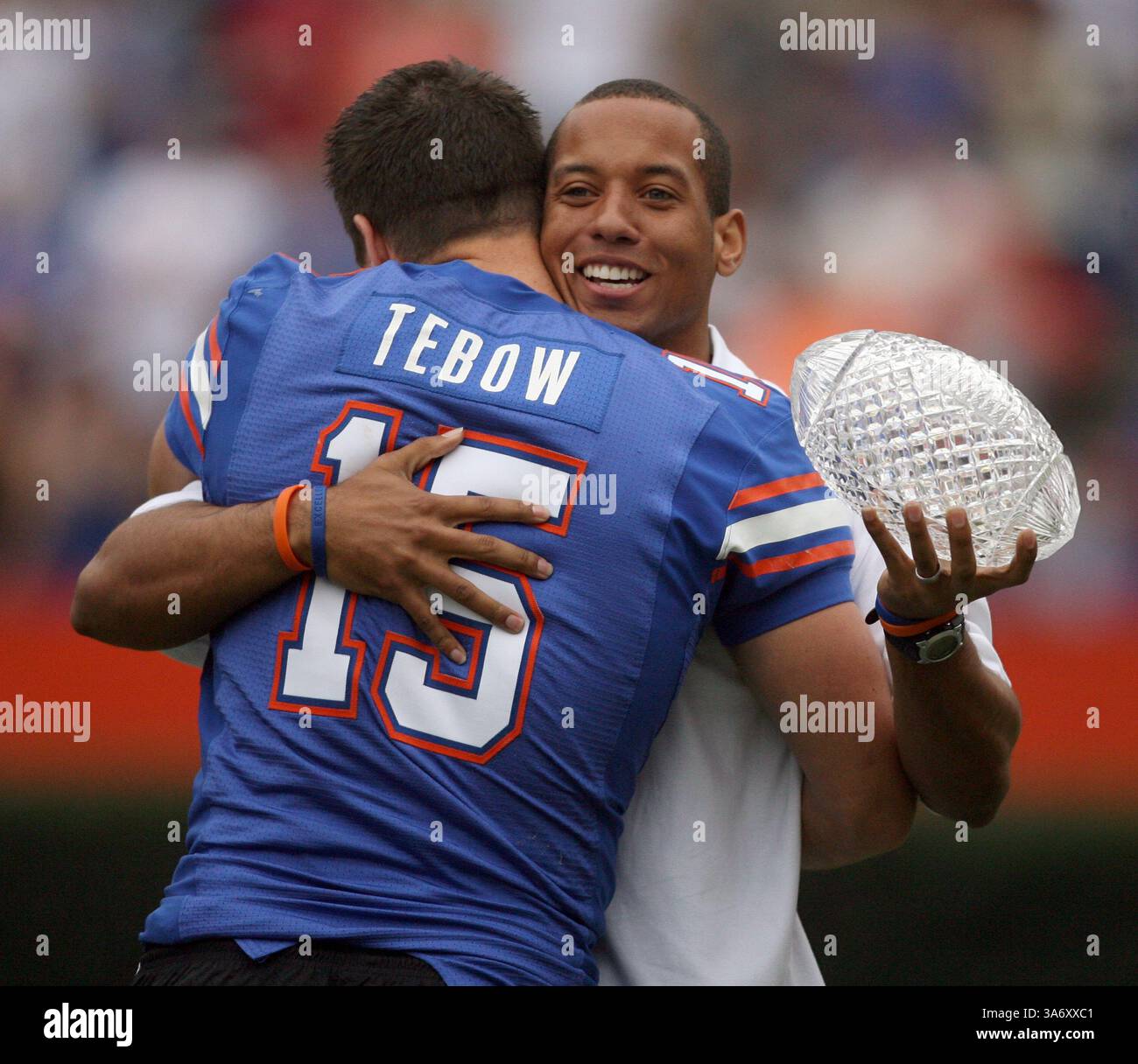 11 gennaio 2009 - l'ex quarterback della Florida e campione nazionale Chris Leak, Right, consegna il Trofeo dei Coaches all'attuale quarterback della Florida e campione nazionale Tim Tebow durante una celebrazione al Ben Hill Griffin Stadium di Gainesville, Florida, domenica 11 gennaio 2009. (Gary W. Green/Orlando Sentinel/MCT) (immagine di credito: © Gary W. Green/MCT/ZUMAPRESS.com) Foto Stock