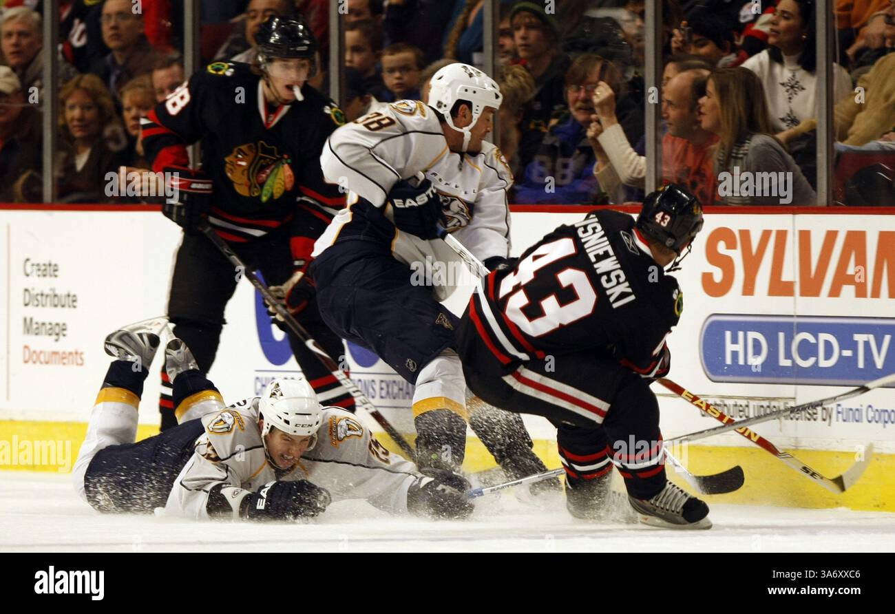 11 gennaio 2009 - James Wisniewski dei Chicago Blackhawks (43) e Patrick Kane si battono per il puck con Jerred Smithson dei Nashville Predators (sul ghiaccio) e Vernon Fiddler nel primo periodo allo United Center di Chicago, Illinois, domenica 11 gennaio 2009. (Scott Strazzante/Chicago Tribune/MCT) (immagine di credito: © Scott Strazzante/MCT/ZUMAPRESS.com) Foto Stock