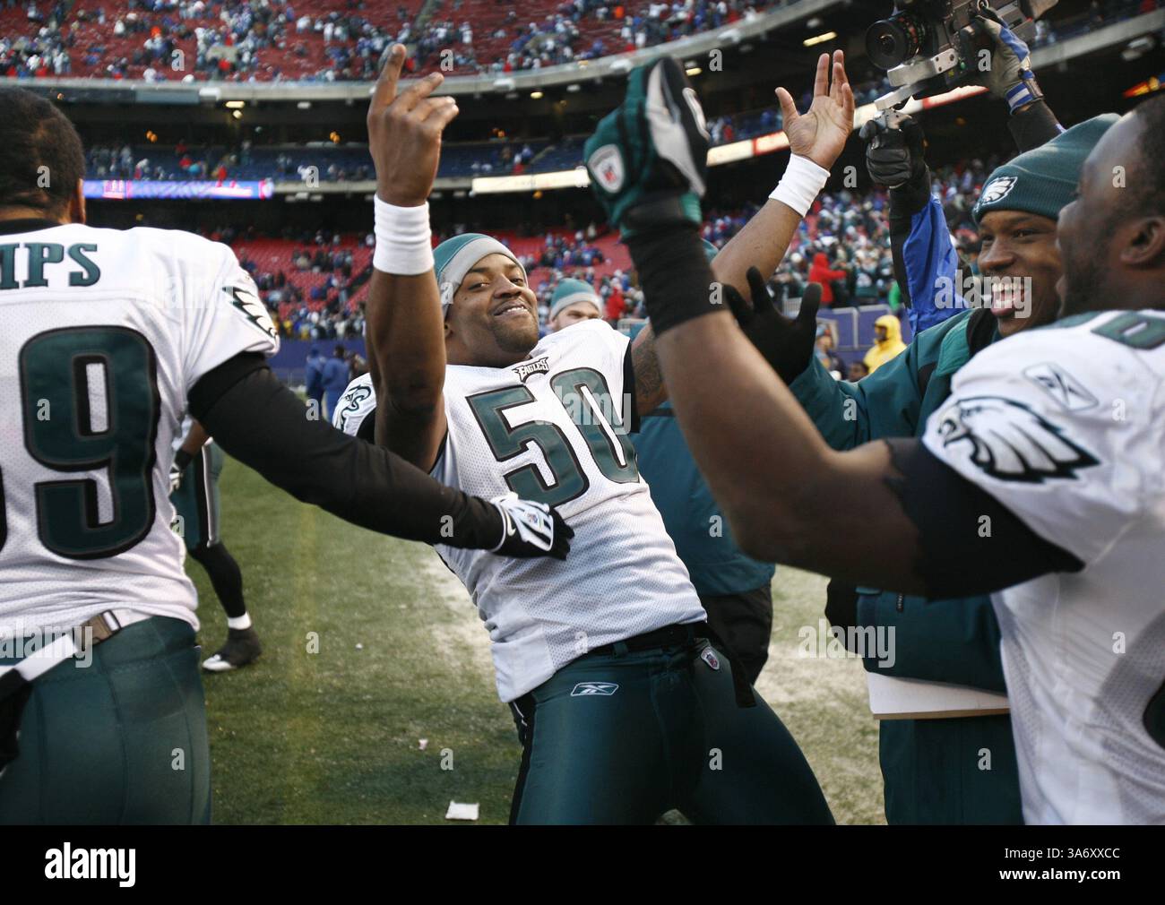 11 gennaio 2009 - Tank Daniels (50) dei Philadelphia Eagles e i suoi compagni di squadra celebrano una vittoria per 23-11 sui New York Giants in una partita dei playoff della NFC al Giants Stadium di East Rutherford, New Jersey, domenica 11 gennaio 2009. (Eric Mencher/Philadelphia Inquirer/MCT) (immagine di credito: © Eric Mencher/MCT/ZUMAPRESS.com) Foto Stock