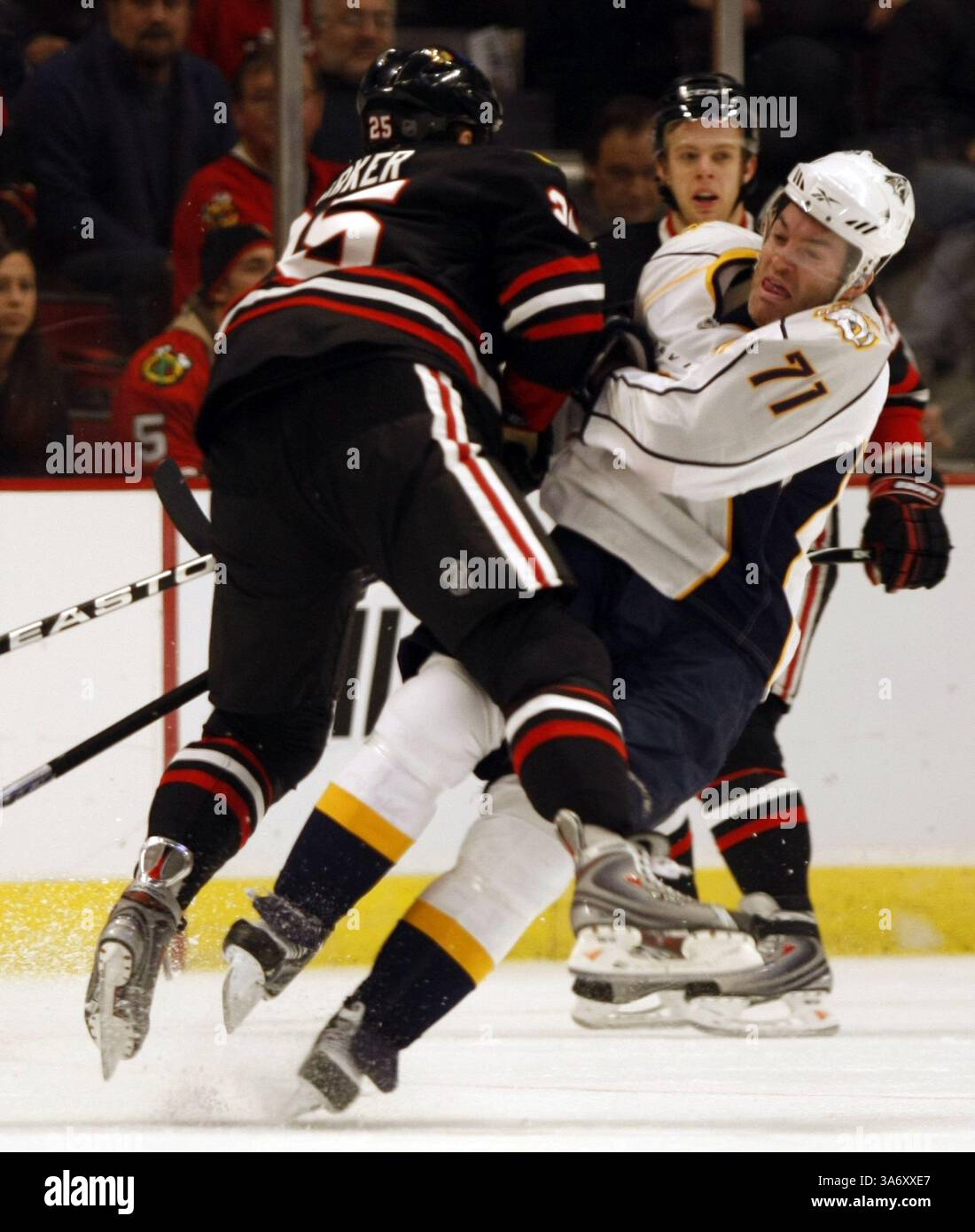 11 gennaio 2009 - Cam Barker dei Chicago Blackhawks, Left, appiattisce J.P. Dumont dei Nashville Predators durante il primo periodo di azione allo United Center di Chicago, Illinois, domenica 11 gennaio 2009. (Scott Strazzante/Chicago Tribune/MCT) (immagine di credito: © Scott Strazzante/MCT/ZUMAPRESS.com) Foto Stock