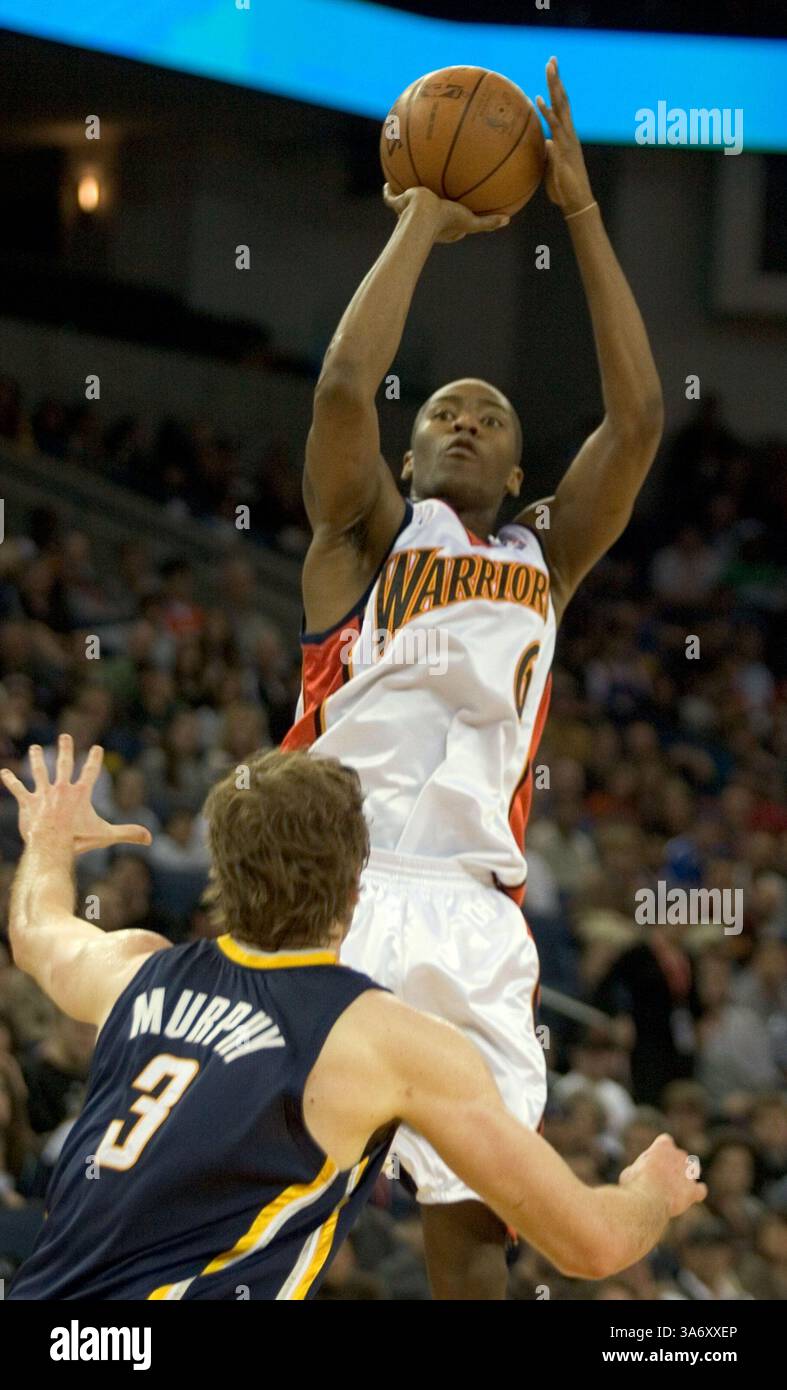 11 gennaio 2009 - Jamal Crawford (6) dei Golden State Warriors colpisce Troy Murphy, difensore degli Indiana Pacers, durante il quarto periodo, alla Oracle Arena di Oakland, California, domenica 11 gennaio 2009. I Warriors sconfissero i Pacers, 120-117. (D. Ross Cameron/Oakland Tribune/MCT) (immagine di credito: © D. Ross Cameron/MCT/ZUMAPRESS.com) Foto Stock