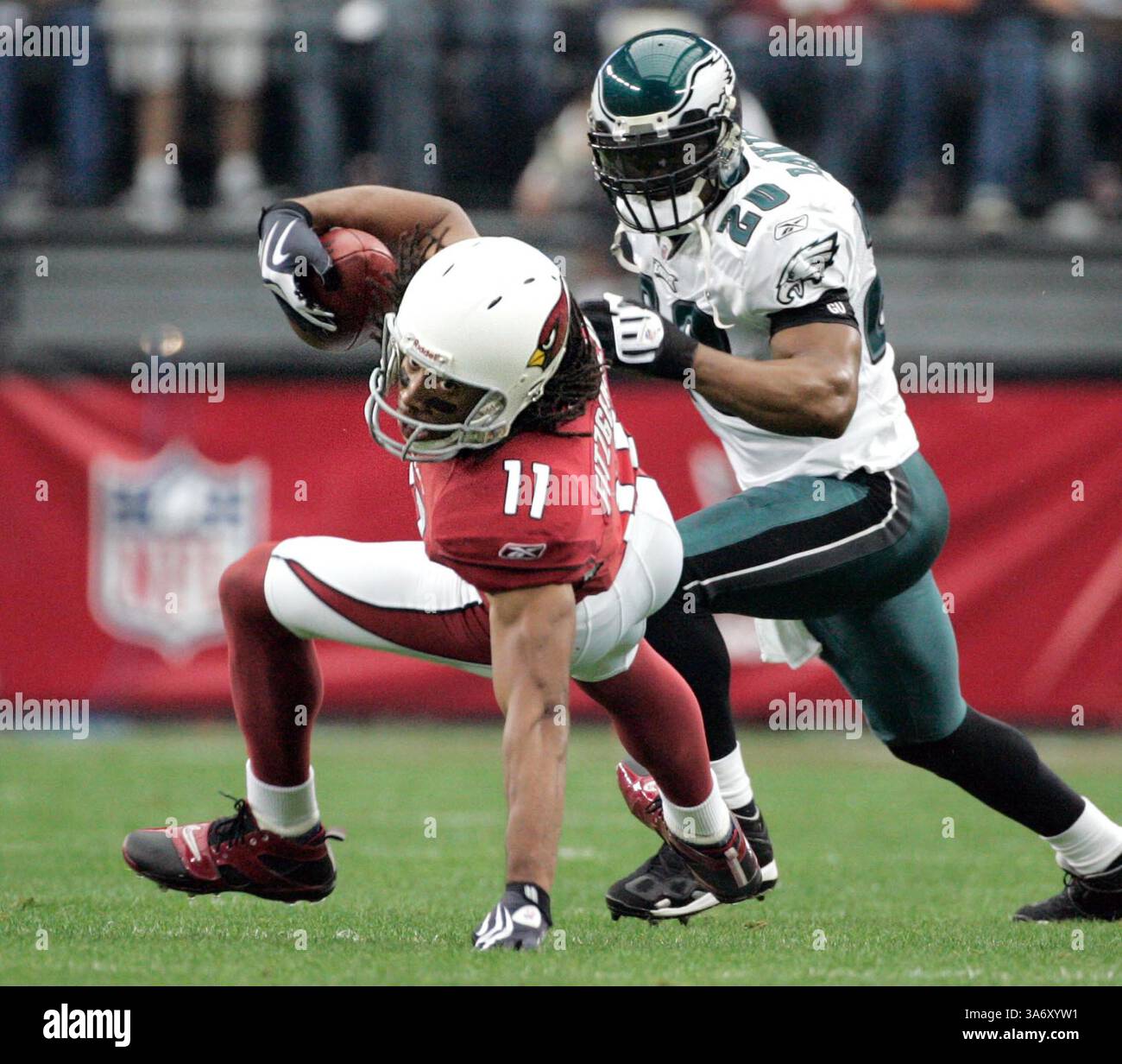 18 gennaio 2009 - il ricevitore degli Arizona Cardinals Larry Fitzgerald (11) si allontana dalla safety dei Philadelphia Eagles Brian Dawkins (20) in una ricezione del primo quarto nella finale della NFC allo University of Phoenix Stadium di Phoenix, Arizona, domenica 18 gennaio 2009. (Eric Mencher/Philadelphia Inquirer/MCT) (immagine di credito: © Eric Mencher/MCT/ZUMAPRESS.com) Foto Stock