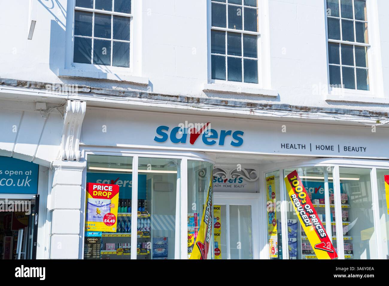 Ludlow, Shropshire, Regno Unito - 24 marzo 2025: Segnaletica esterna del negozio di bellezza e salute con sede nel Regno Unito, Savers Foto Stock