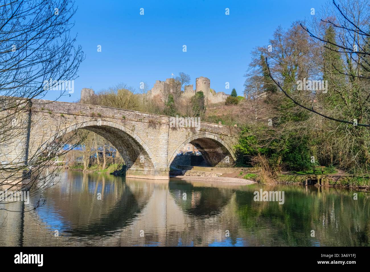 Castello di Ludlow sopra il fiume tema e il Ponte di Dinham in orientamento paesaggistico Foto Stock