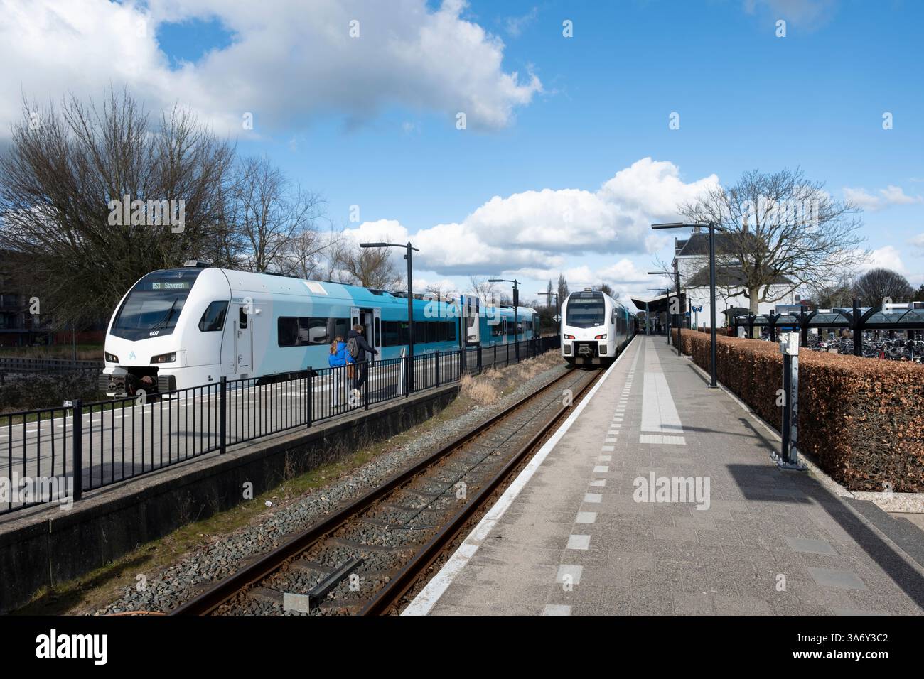 Banchine alla stazione ferroviaria di Sneek con treni sulla linea ferroviaria Leeuwarden - Stavoren Foto Stock
