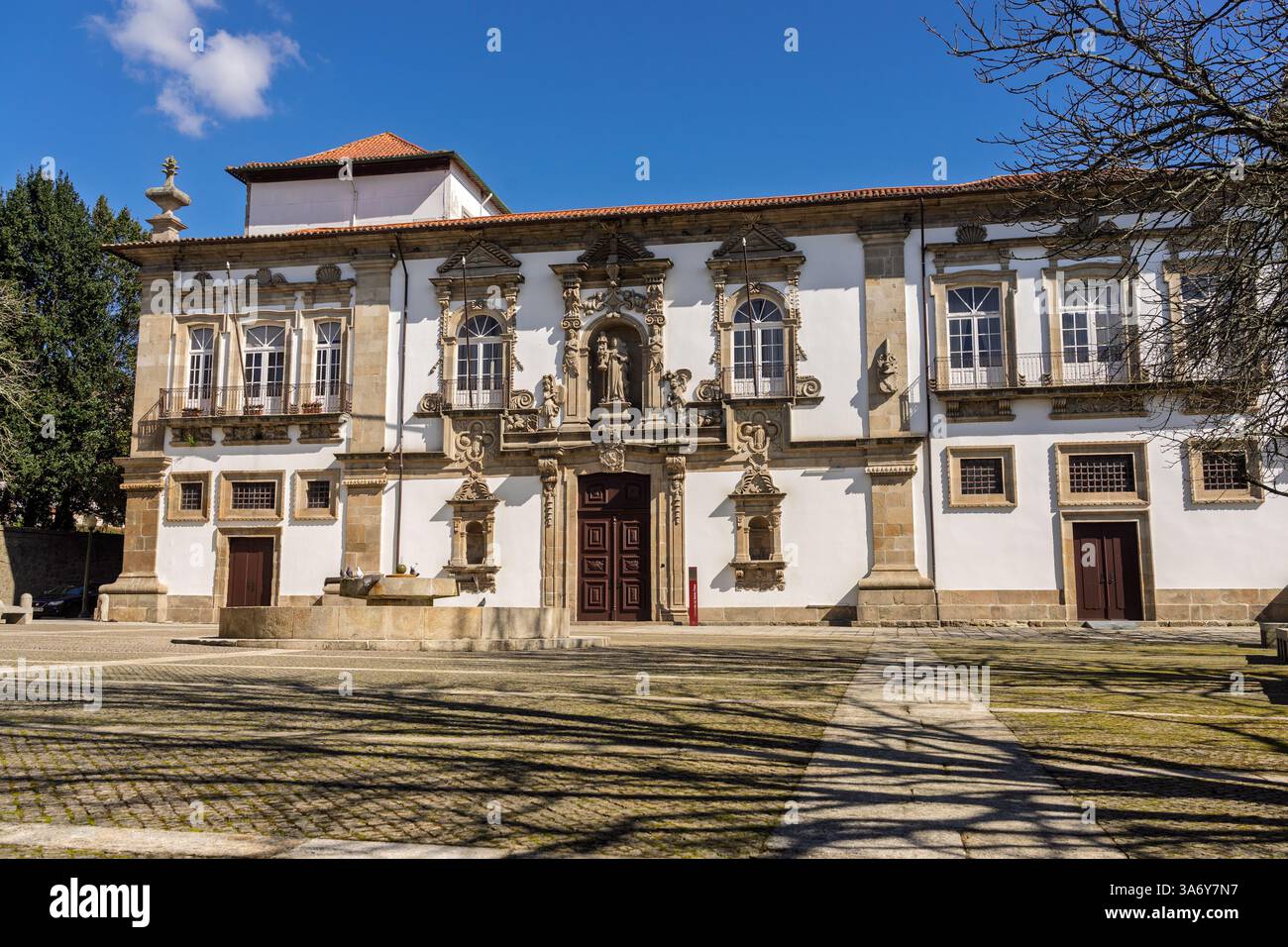 GUIMARAES, PORTOGALLO - 1 MARZO 2025: Convento di Santa Clara nella città vecchia di Guimaraes, Portogallo. Foto Stock