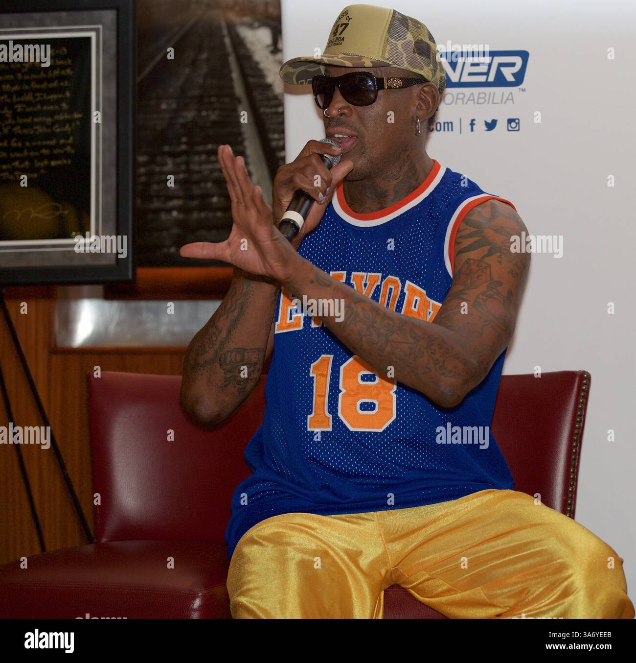 9 dicembre 2014 - New York, New York, U. S - il giocatore di basket in pensione DENNIS RODMAN è stato tra gli atleti intervistati dai cimeli di Steiner Sports all'evento stellato presso la Michael Jordan's Steak House al Grand Central Terminal, per lanciare la nuova linea di oggetti da collezione di Steiner, ''a loro stesse parole'', in cui atleti famosi scrivono la storia di un momento storico della loro carriera e ne autografano una foto. (Immagine di credito: © Staton Rabin/ZUMA Wire) Foto Stock
