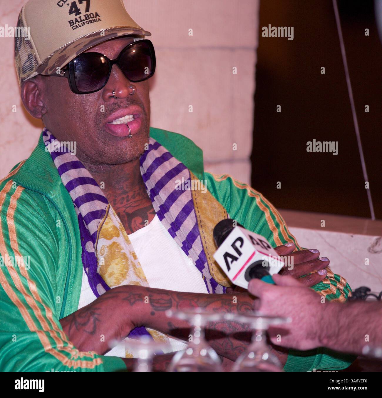 9 dicembre 2014 - New York, New York, U. S - il giocatore di basket in pensione DENNIS RODMAN è stato tra le celebrità dello sport all'evento stellato presso la Michael Jordan's Steak House al Grand Central Terminal oggi, per lanciare la nuova linea di memorabilia Steiner Sports, "con parole proprie", per la quale atleti famosi scrivono la storia di un momento storico della loro carriera e ne autografano una foto. (Immagine di credito: © Staton Rabin/ZUMA Wire) Foto Stock
