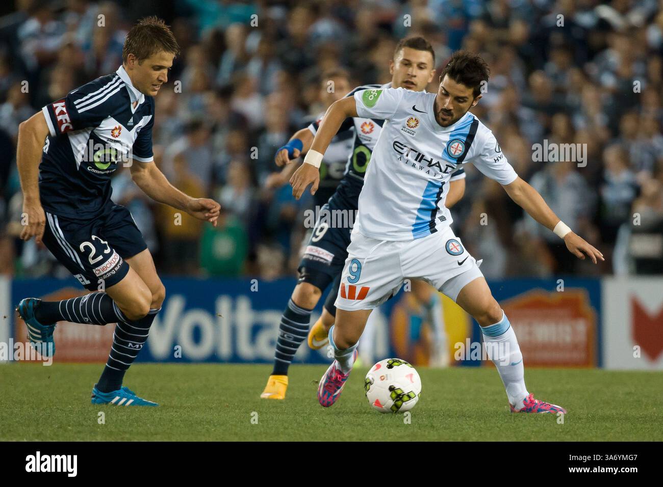 25 ottobre 2014 - Melbourne, Victoria, Australia - David VILLA di Melbourne City controlla la palla nel terzo round della partita tra Melbourne Victory e Melbourne City nella stagione australiana Hyundai A-League 2014-15 all'Etihad Stadium di Melbourne, Australia. (Immagine di credito: © Sydney Low/ZUMA Wire) Foto Stock