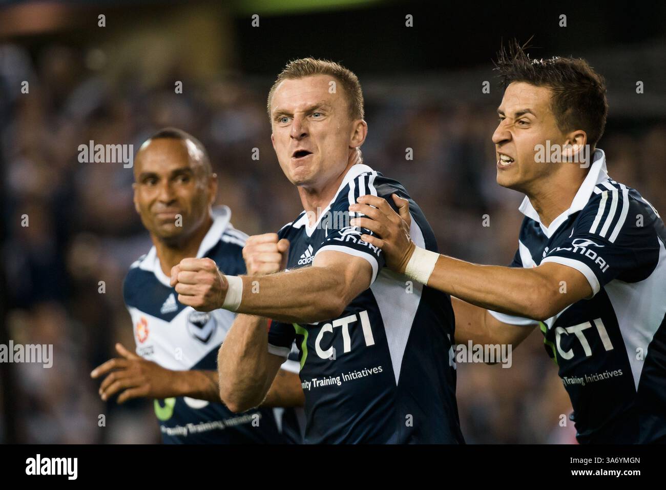 25 ottobre 2014 - Melbourne, Victoria, Australia - Besart BERISHA della Vittoria celebra il suo gol nella partita del terzo turno tra Melbourne Victory e Melbourne City nella stagione australiana Hyundai A-League 2014-15 all'Etihad Stadium di Melbourne, Australia. (Immagine di credito: © Sydney Low/ZUMA Wire) Foto Stock