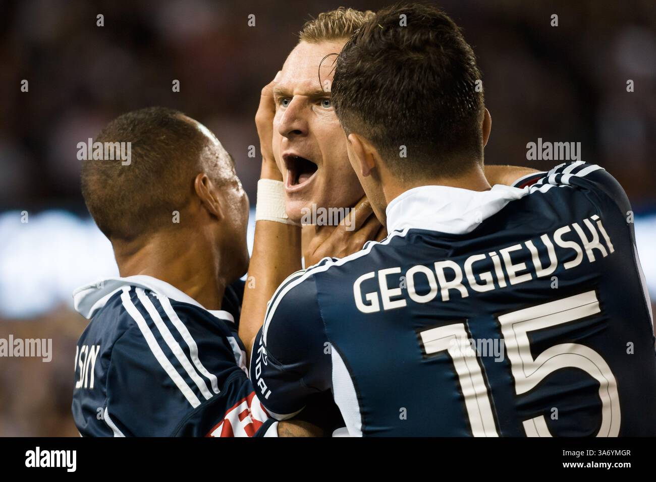 25 ottobre 2014 - Melbourne, Victoria, Australia - Besart BERISHA della Vittoria celebra il suo gol nella partita del terzo turno tra Melbourne Victory e Melbourne City nella stagione australiana Hyundai A-League 2014-15 all'Etihad Stadium di Melbourne, Australia. (Immagine di credito: © Sydney Low/ZUMA Wire) Foto Stock