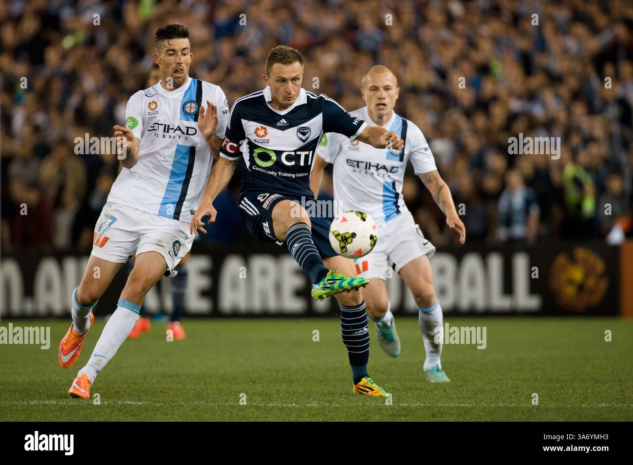 25 ottobre 2014 - Melbourne, Victoria, Australia - Besart BERISHA of the Victory sgombra la palla nel terzo round della partita tra Melbourne Victory e Melbourne City nella stagione australiana Hyundai A-League 2014-15 all'Etihad Stadium di Melbourne, Australia. (Immagine di credito: © Sydney Low/ZUMA Wire) Foto Stock