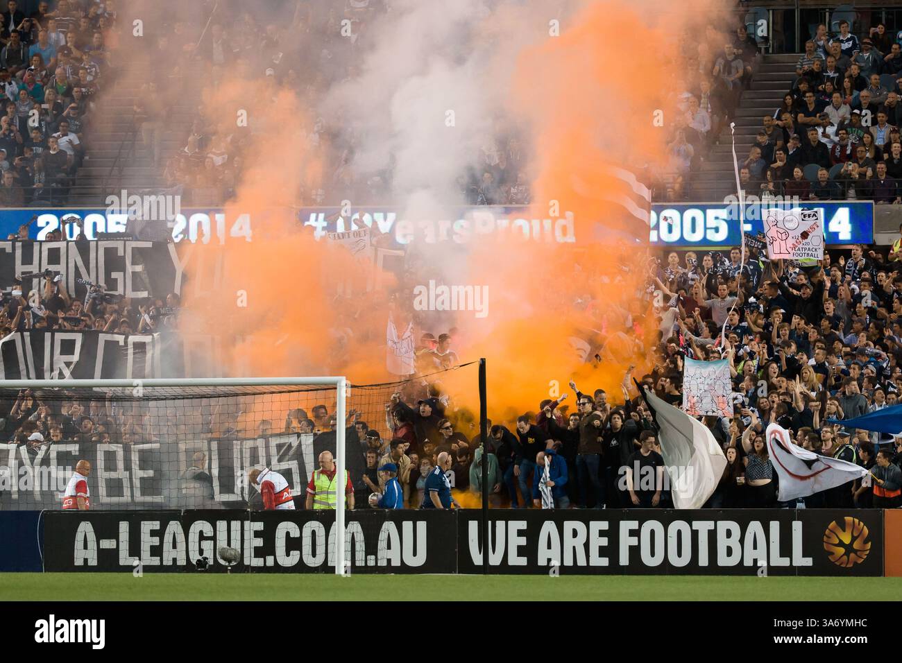 25 ottobre 2014 - Melbourne, Victoria, Australia - i tifosi della Melbourne Victory si sono lanciati nella partita del terzo turno tra Melbourne Victory e Melbourne City nella stagione australiana Hyundai A-League 2014-15 all'Etihad Stadium di Melbourne, Australia. (Immagine di credito: © Sydney Low/ZUMA Wire) Foto Stock