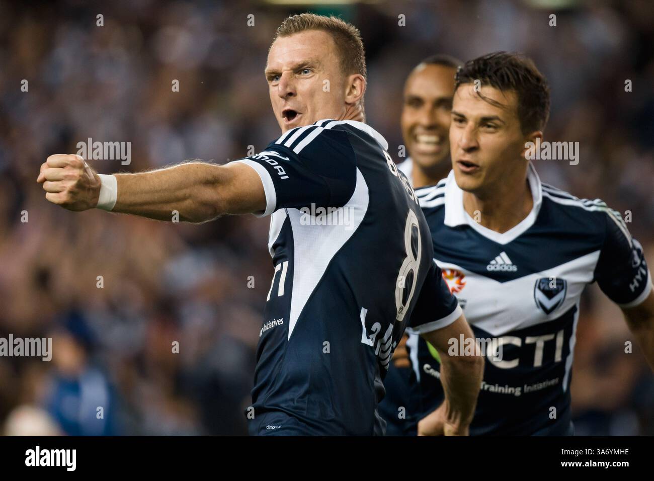 25 ottobre 2014 - Melbourne, Victoria, Australia - Besart BERISHA della Vittoria celebra il suo gol nella partita del terzo turno tra Melbourne Victory e Melbourne City nella stagione australiana Hyundai A-League 2014-15 all'Etihad Stadium di Melbourne, Australia. (Immagine di credito: © Sydney Low/ZUMA Wire) Foto Stock