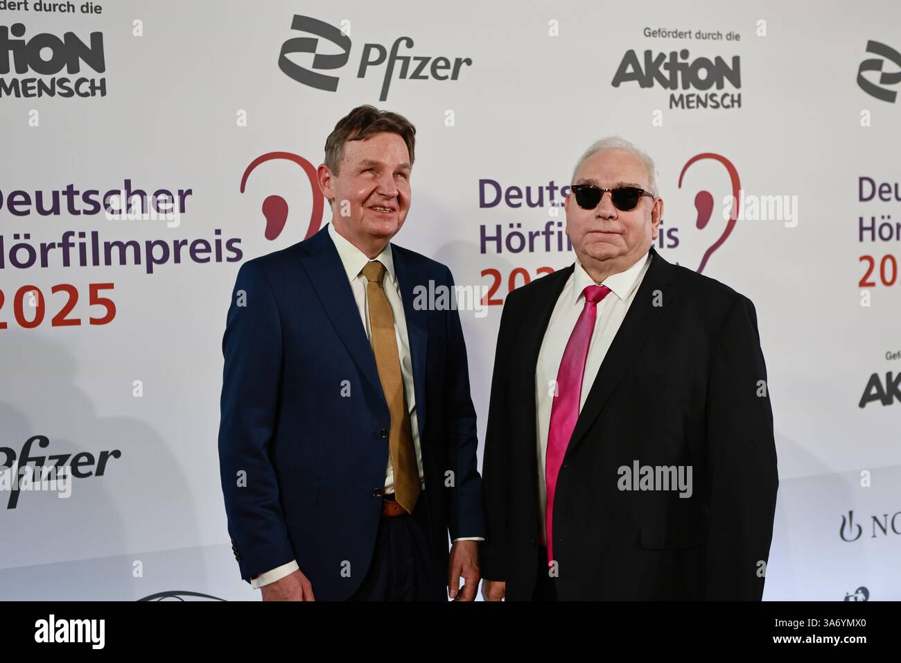 Berlino, Germania, 25 marzo 2025: (L-R) Andreas Bethke e Hans-Werner Lange partecipano al Deutscher Hörfilmpreis 2025 al Colosseum Filmtheater di Berlino a Prenzlauer Berg il 25 marzo 2025 a Berlino, Germania. . Sven Said/Alamy Live News Foto Stock