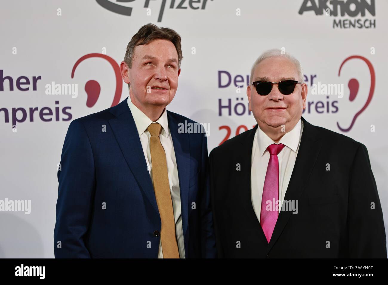 Berlino, Germania, 25 marzo 2025: (L-R) Andreas Bethke e Hans-Werner Lange partecipano al Deutscher Hörfilmpreis 2025 al Colosseum Filmtheater di Berlino a Prenzlauer Berg il 25 marzo 2025 a Berlino, Germania. . Sven Said/Alamy Live News Foto Stock