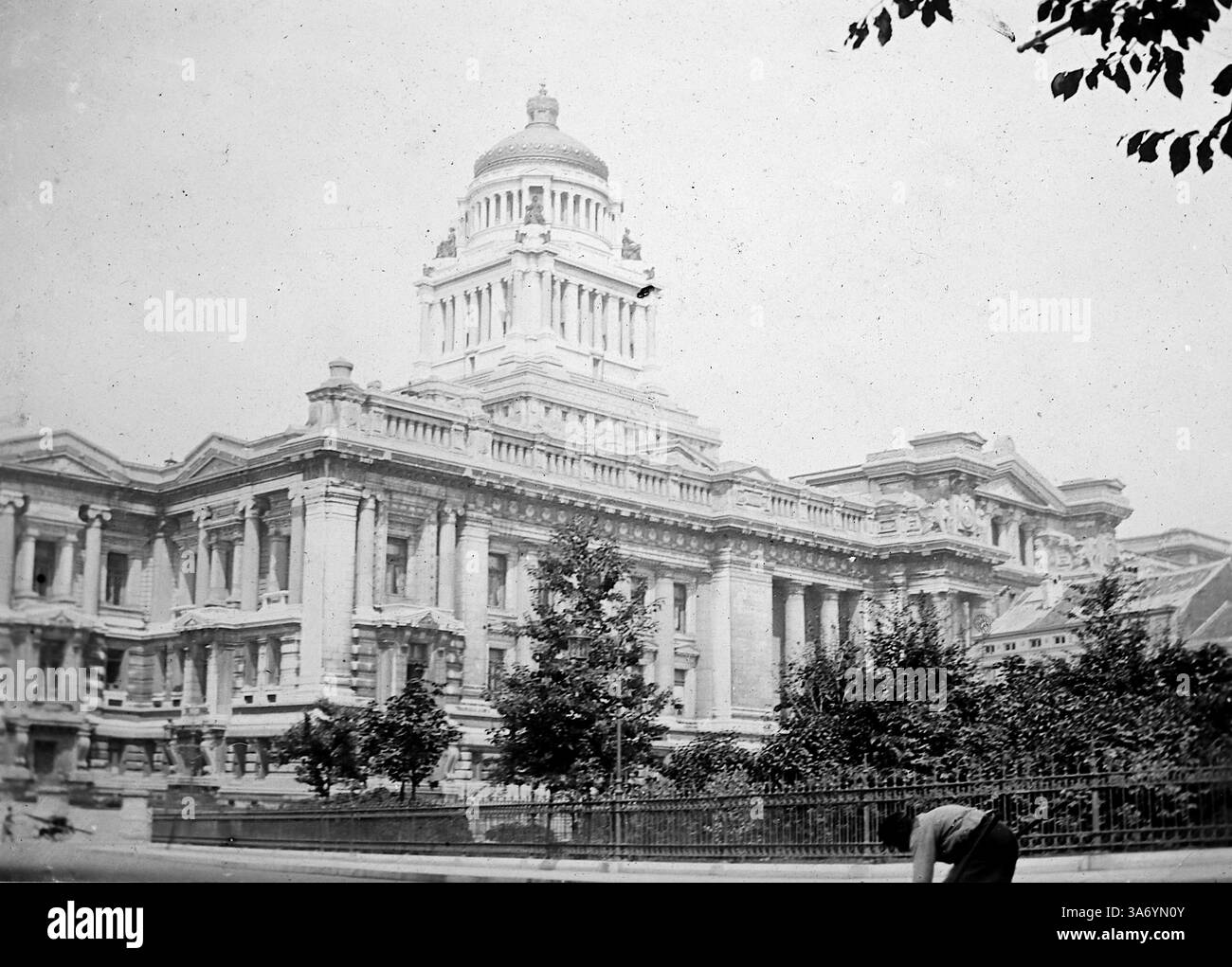 Il Palais de Justice, o Palazzo di giustizia, si trova in Place Poelaert 1, 1000 Bruxelles, Belgio. Si trova nel quartiere Marolles, nella parte meridionale del centro di Bruxelles. L'edificio è un importante punto di riferimento, visibile da molte parti della città grazie alla sua posizione elevata in Piazza Poelaert. Da una raccolta di fotografie tratte da un tour europeo di famiglia che si è svolto nel 1899. Le fotografie originali erano di circa 3 ½ x 2 ½ pollici e presentano un'interessante vista dei costumi, delle mode e della storia sociale del tardo periodo vittoriano. Foto Stock
