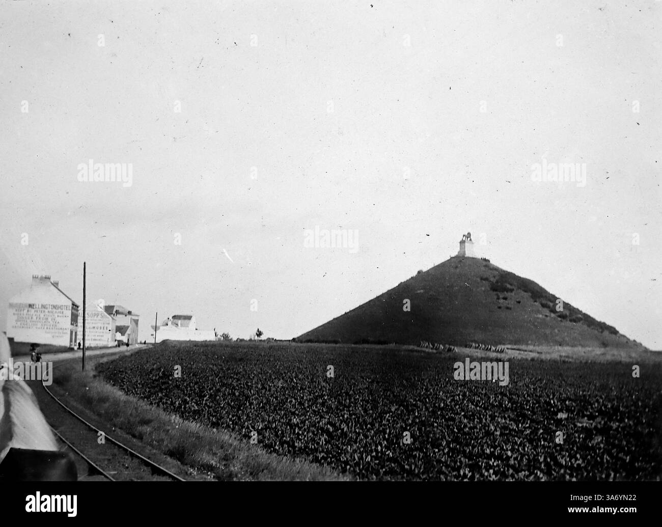 Il monumento nel campo di Waterloo, il sito storico della battaglia di Waterloo. Si trova nel Belgio meridionale, a circa 20 chilometri a sud di Bruxelles. Il campo di battaglia si trova vicino alla città di Waterloo e si estende su aree dei comuni di Braine-l'Alleud e Lasne. Un punto di riferimento fondamentale è il Lion's Mound. Da una raccolta di fotografie tratte da un tour europeo di famiglia che si è svolto nel 1899. Le fotografie originali erano di circa 3 ½ x 2 ½ pollici e presentano un'interessante vista dei costumi, delle mode e della storia sociale del tardo periodo vittoriano. Foto Stock