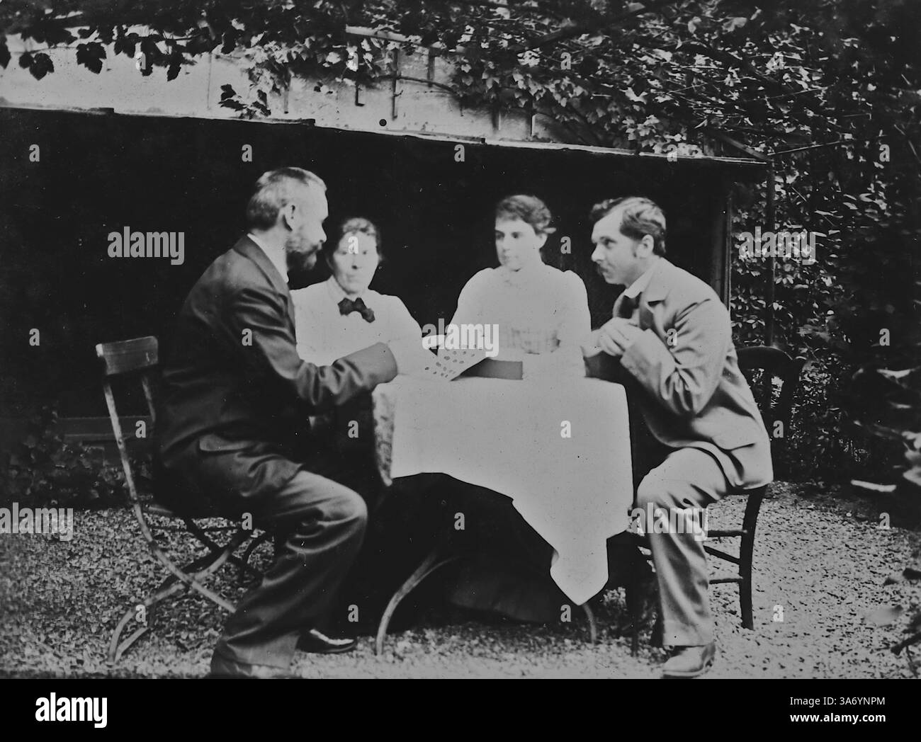 Herr Hubner, il "Bürgermeister" di Linn, un quartiere storico della città di Krefeld, situato nello stato della Renania settentrionale-Vestfalia, Germania. L'equivalente inglese sarebbe un sindaco. In questa scena Herr Hubner e altri sono seduti intorno a un tavolo e in conversazione. Da una raccolta di fotografie tratte da un tour europeo di famiglia che si è svolto nel 1899. Le fotografie originali erano di circa 3 ½ x 2 ½ pollici e presentano un'interessante vista dei costumi, delle mode e della storia sociale del tardo periodo vittoriano. Foto Stock