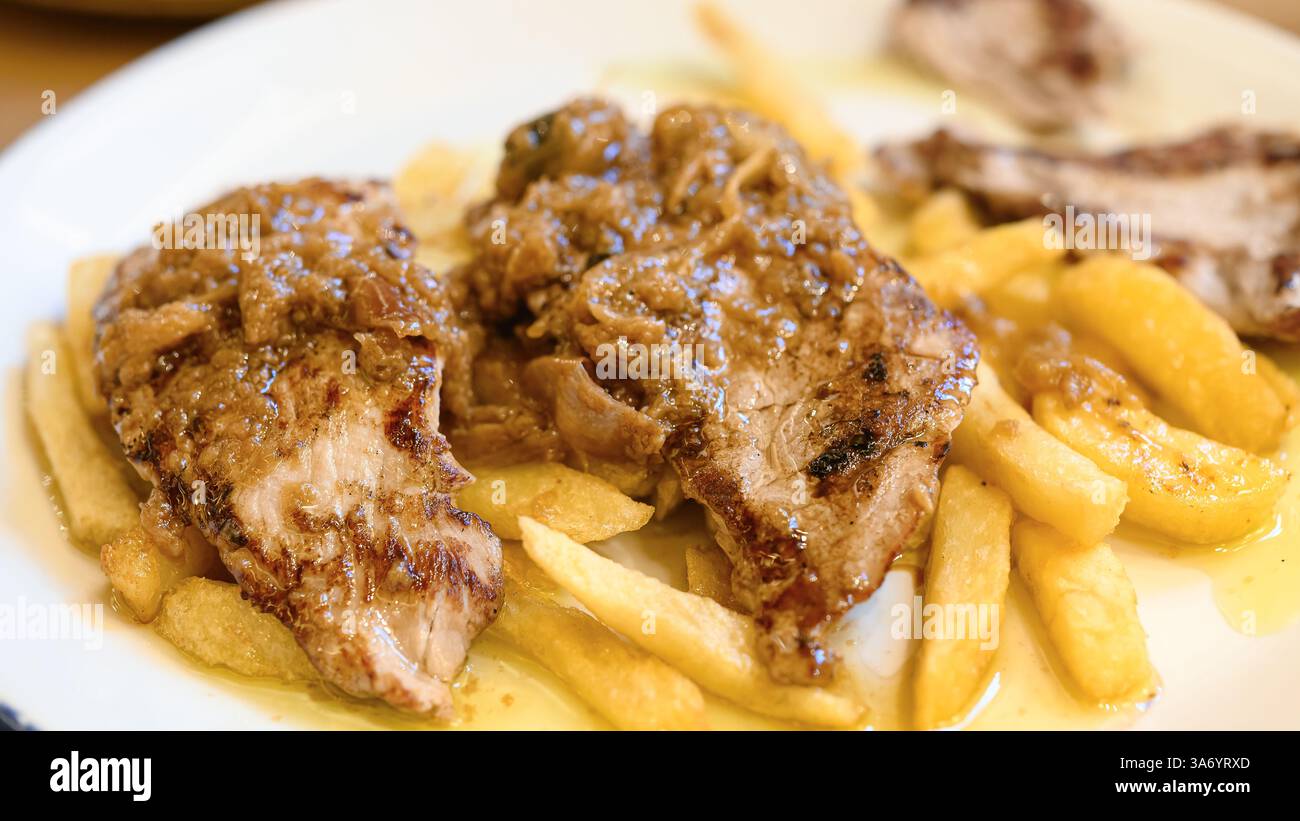 Carne di maiale cotta servita su un piatto in un ristorante. Foto Stock