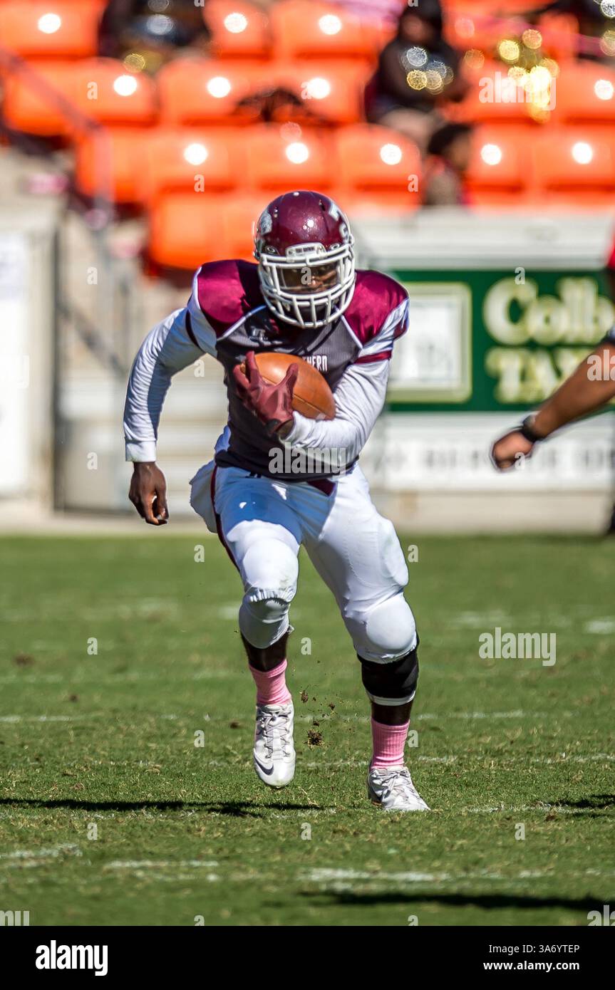 25 ottobre 2014 - Houston, Texas, USA: Il quarterback dei Texas Southern Tigers Homer Causey (4) avanza il football per un guadagno positivo durante una partita di football NCAA tra l'Università dell'Arkansas a Pine Bluff Golden Lions e i Texas Southern Tigers al BBVA Compass Stadium di Houston, Tx. Arkansas-Pine Bluff Beat TSU 38-37 (immagine di credito: © Rudy Hardy/Cal Sport Media/ZUMAPRESS.com) Foto Stock