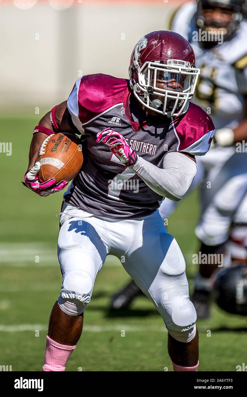 25 ottobre 2014 - Houston, Texas, USA: Il running back dei Texas Southern Tigers Daveonn Porter (7) recupera un primo down durante una partita di football NCAA tra la University of Arkansas al Pine Bluff Golden Lions e i Texas Southern Tigers al BBVA Compass Stadium di Houston, Tx. Arkansas-Pine Bluff Beat TSU 38-37 (immagine di credito: © Rudy Hardy/Cal Sport Media/ZUMAPRESS.com) Foto Stock
