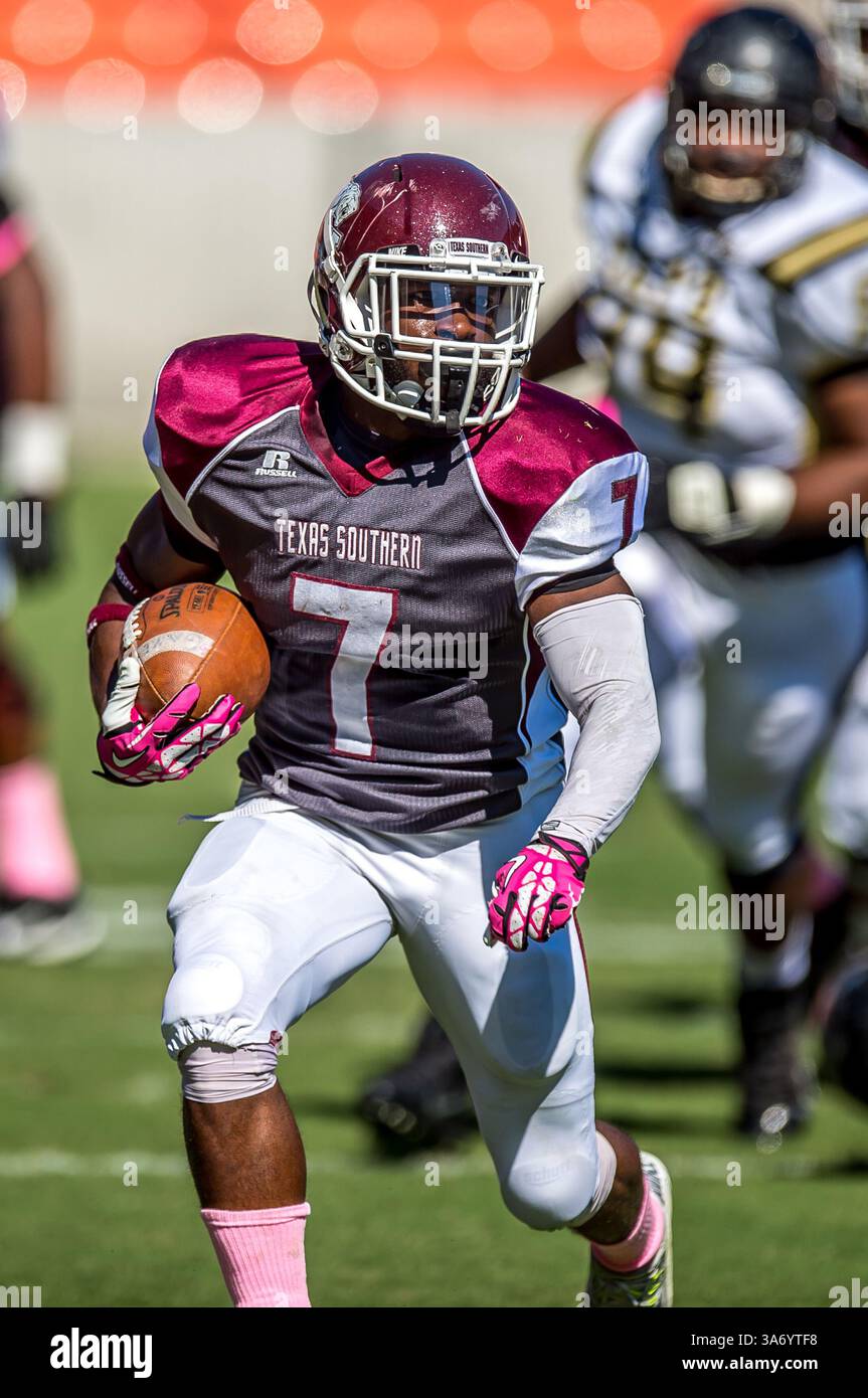 25 ottobre 2014 - Houston, Texas, USA: Il running back dei Texas Southern Tigers Daveonn Porter (7) recupera un primo down durante una partita di football NCAA tra la University of Arkansas al Pine Bluff Golden Lions e i Texas Southern Tigers al BBVA Compass Stadium di Houston, Tx. Arkansas-Pine Bluff Beat TSU 38-37 (immagine di credito: © Rudy Hardy/Cal Sport Media/ZUMAPRESS.com) Foto Stock