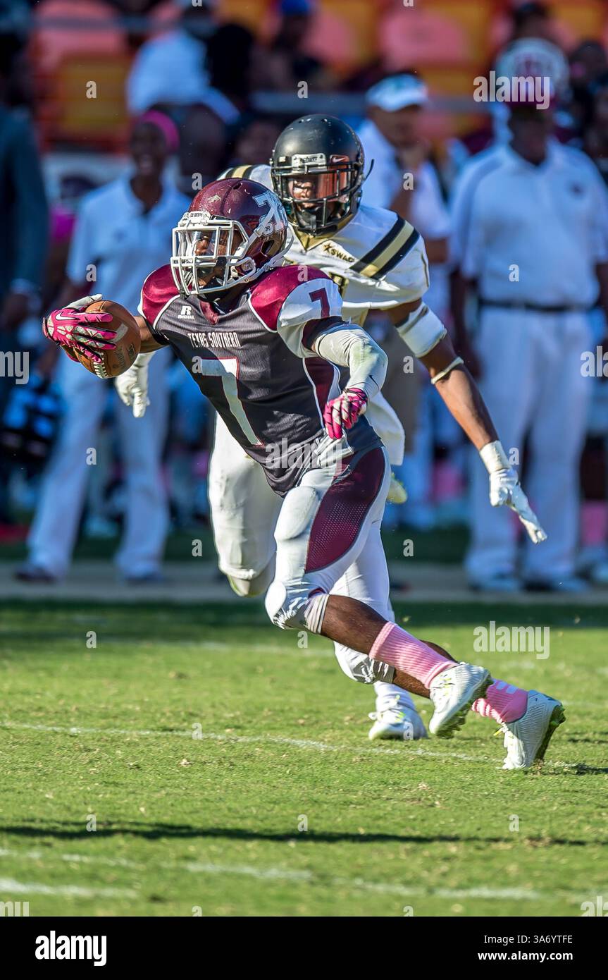 25 ottobre 2014 - Houston, Texas, USA: Il running back dei Texas Southern Tigers Daveonn Porter (7) si arrampica per un minimo yardage durante una partita di football NCAA tra l'Università dell'Arkansas a Pine Bluff Golden Lions e i Texas Southern Tigers al BBVA Compass Stadium di Houston, Tx. Arkansas-Pine Bluff Beat TSU 38-37 (immagine di credito: © Rudy Hardy/Cal Sport Media/ZUMAPRESS.com) Foto Stock