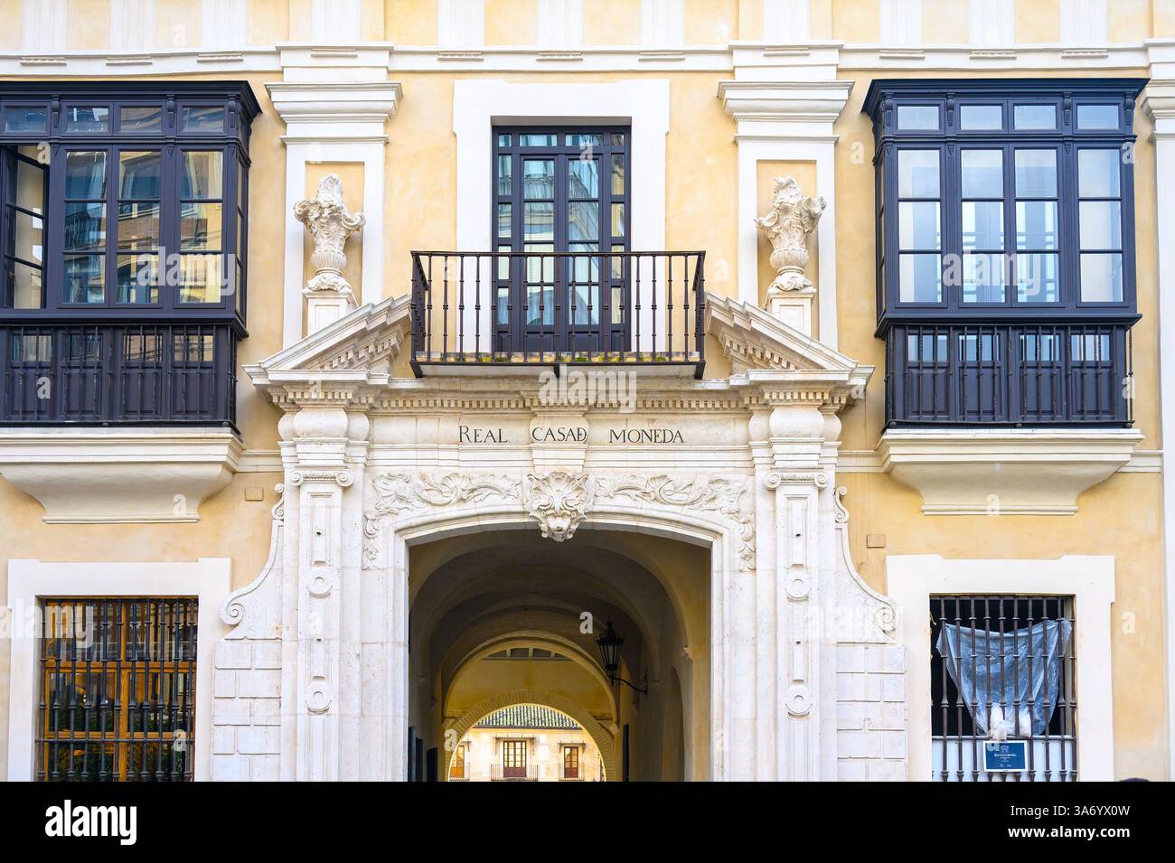 Finestre e strutture decorative nella facciata della zecca reale di Siviglia (Casa Real de la Moneda). Foto Stock