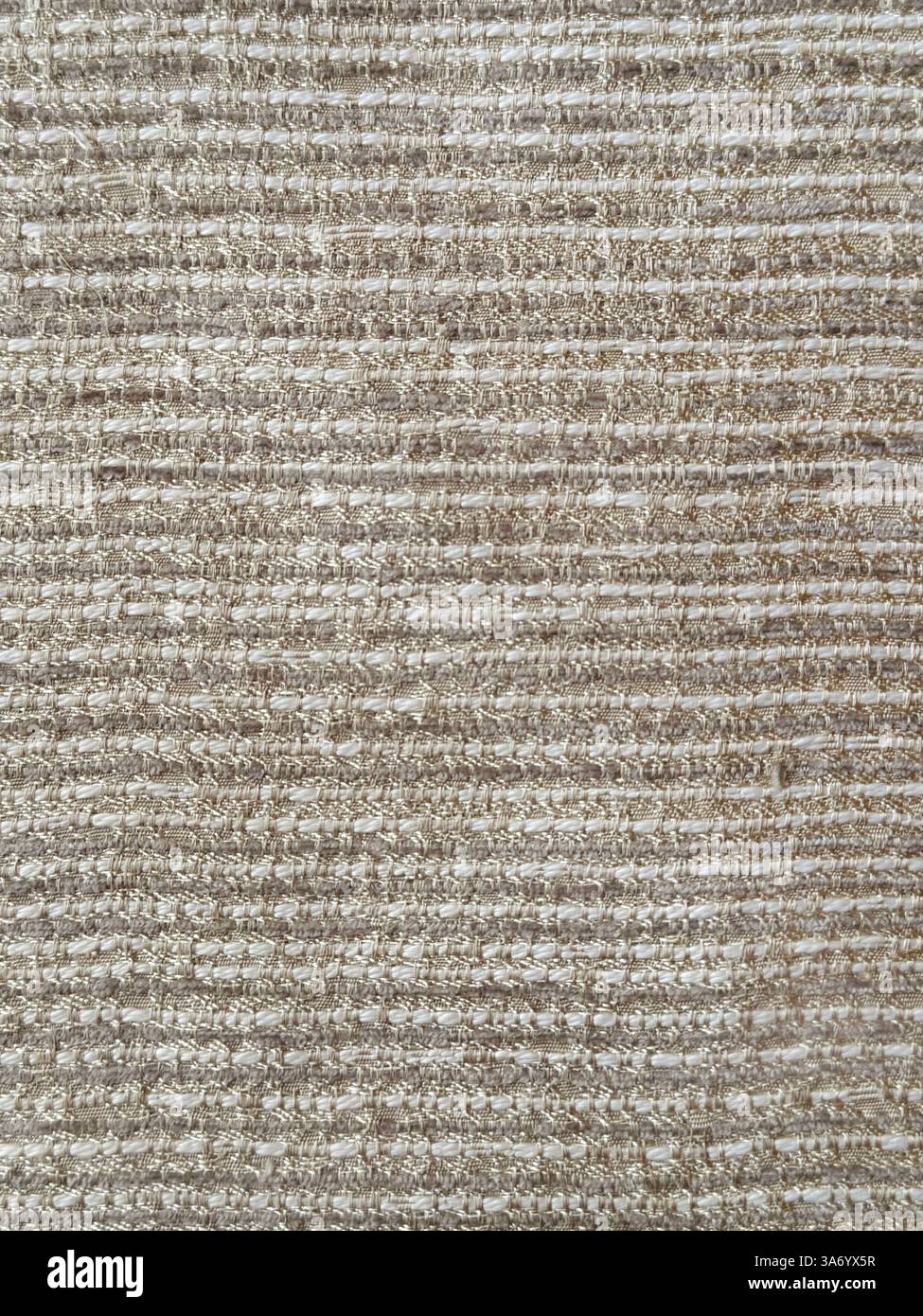 Primo piano di un tessuto beige dorato con motivo orizzontale scanalato o a strisce. Texture di sfondo senza cuciture. Foto Stock