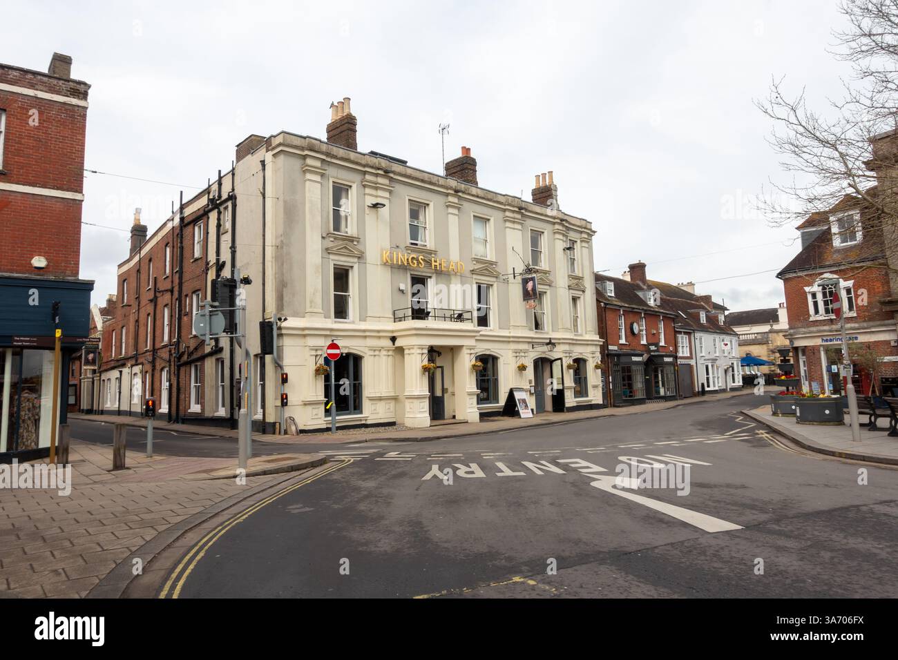 Vista dell'hotel Kings Head in the Square, Wimborne Minster, Dorset, Inghilterra Regno Unito Foto Stock