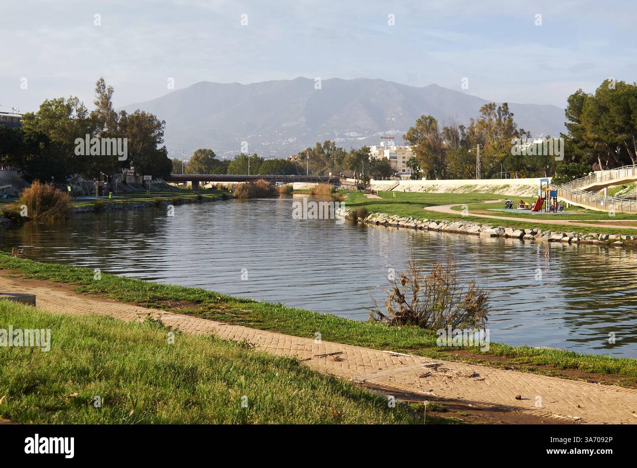 Fuengirola, Málaga, Spagna - 20 marzo 2025: Parco del Castillo, fiume Fuengirola e montagna Mijas sullo sfondo. Foto Stock