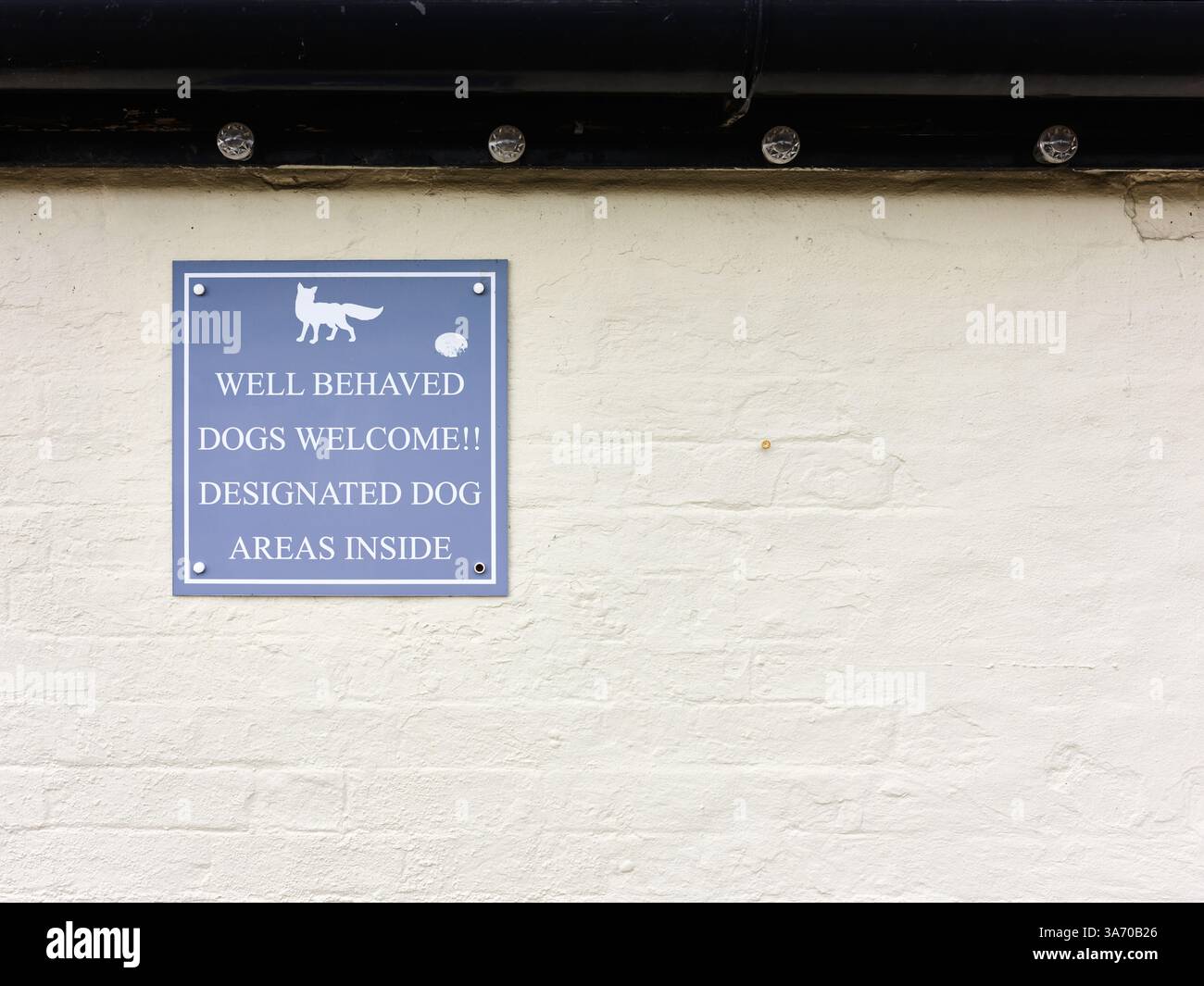 "I cani ben educati sono i benvenuti" al ristorante vicino alla serratura inferiore a Foxton Locks, Inghilterra. Foto Stock