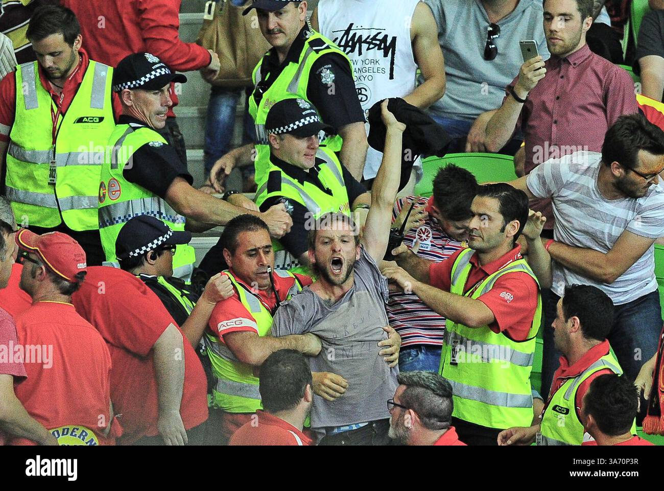 31 ottobre 2014 - Melbourne, Victoria, Australia - Un tifoso viene espulso dallo stadio durante la partita del quarto turno tra Melbourne City e Adelaide United all'AAMI Park di Melbourne, Australia, durante la stagione australiana A-League 2014/2015. (Immagine di credito: © Theo Karanikos/ZUMA Wire) Foto Stock