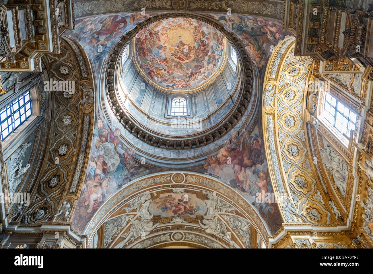 Soffitto a cupola e decorazione interna della chiesa di Sant'Andrea delle frate a Roma Foto Stock