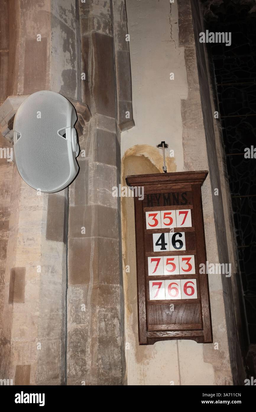 Sistema di altoparlanti PA EVID Electro-Voice nella chiesa parrocchiale di Winslow, Buckinghamshire Regno Unito Foto Stock
