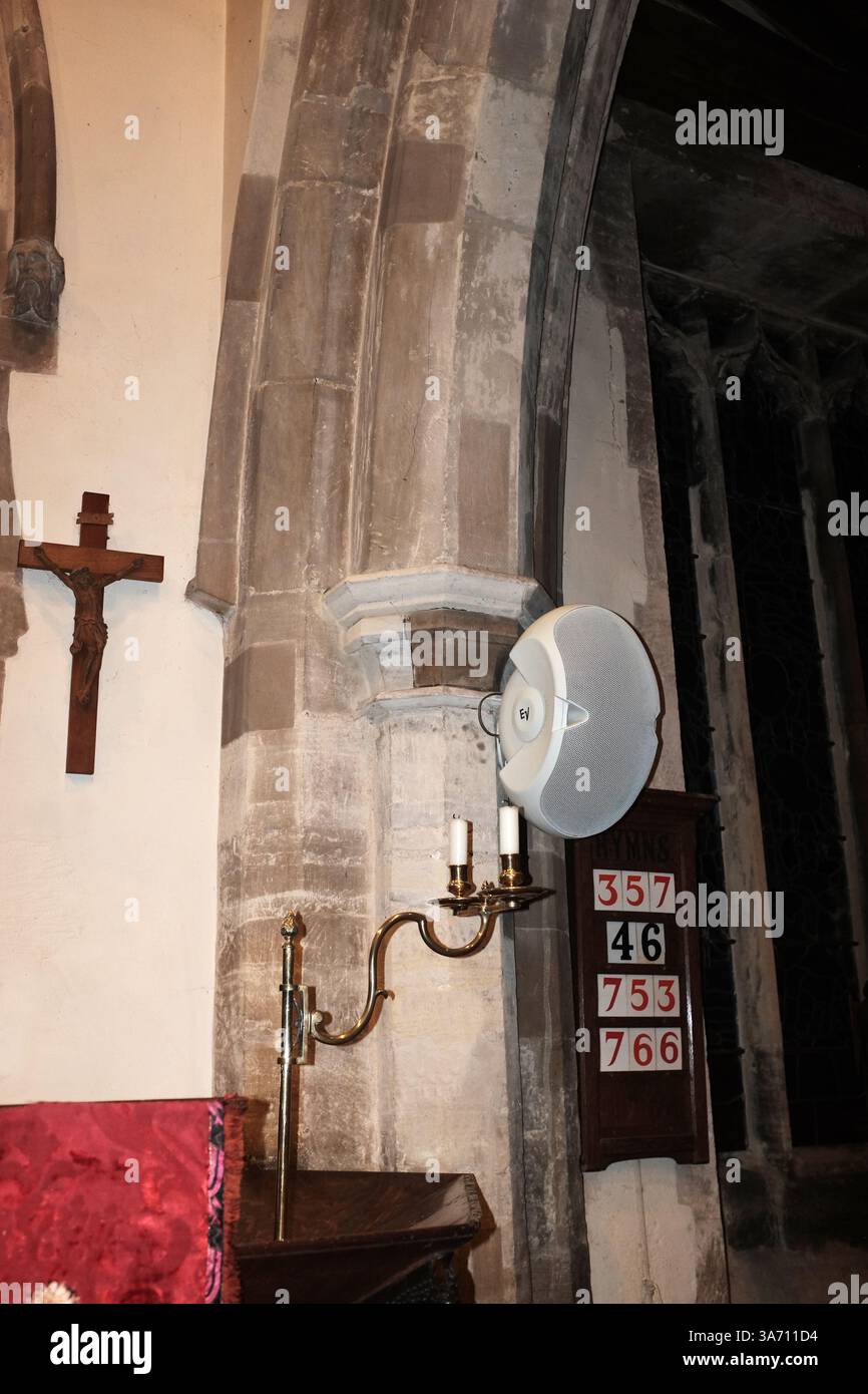 Sistema di altoparlanti PA EVID Electro-Voice nella chiesa parrocchiale di Winslow, Buckinghamshire Regno Unito Foto Stock