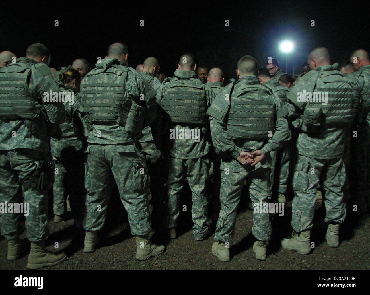 11 dicembre 2007 - la batteria B della Guardia Nazionale del Kentucky, 2nd Battalion, 138th Field Artillery prega prima di partire per una missione da Camp Taji l'11 dicembre 2007. Prima di colpire le strade in Iraq, ricevono un ultimo rapporto dei servizi segreti e la possibilità di pregare per la sicurezza. (Jamie Gumbrecht/Lexington Herald-leader/MCT) (immagine di credito: © Jamie Gumbrecht/MCT/ZUMAPRESS.com) Foto Stock