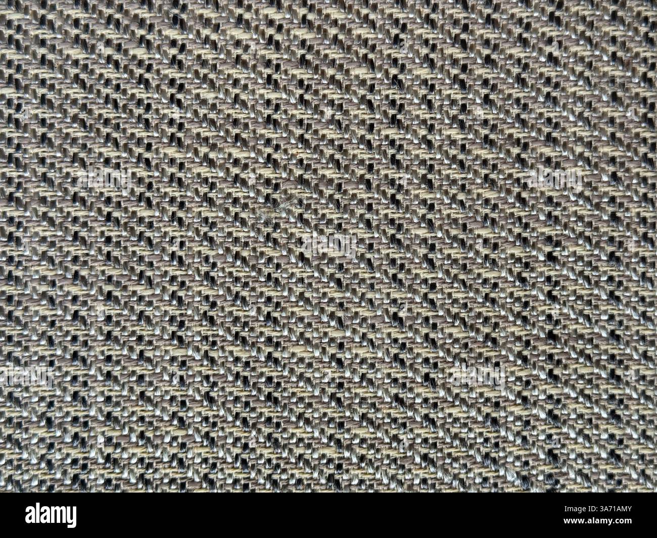 Foto ravvicinata di una bellissima trama di rattan intrecciato grigio. Arte in vimini o intreccio in rattan in forme casuali e ripetute. Texture di sfondo senza cuciture Foto Stock