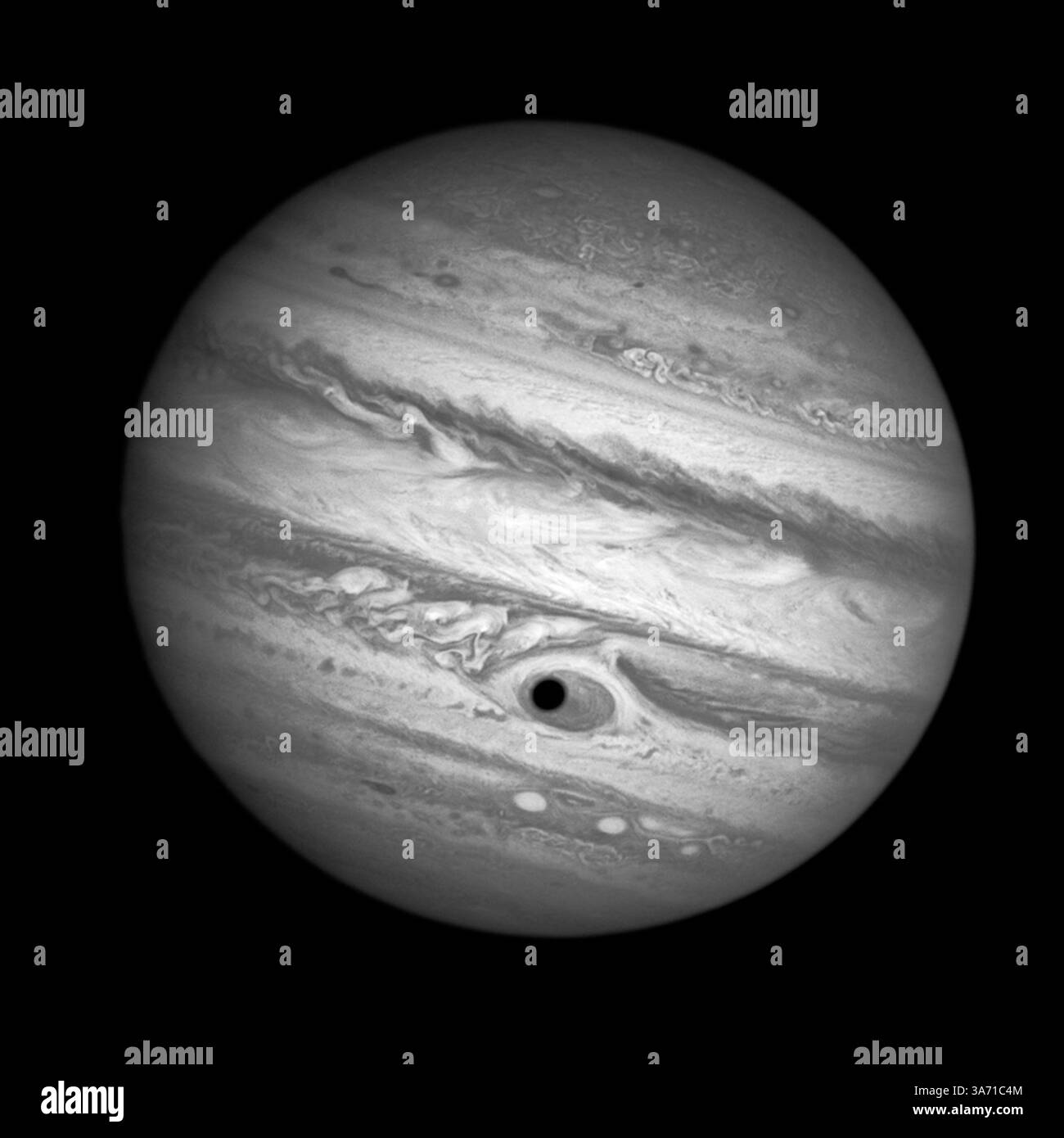28 ottobre 2014 - questo trucco che il pianeta ti sta guardando è in realtà un trattamento Hubble: Una vista ravvicinata inquietante di Giove, il più grande pianeta del nostro sistema solare. Hubble stava monitorando i cambiamenti nell'immensa grande Macchia Rossa di Giove (GRS) il 21 aprile 2014, quando l'ombra della luna di Giove, Ganimede, attraversò il centro della tempesta. Ciò ha dato al pianeta gigante l'apparenza inquietante di avere una pupilla al centro di un occhio di 10.000 miglia di diametro. Per un momento, Giove fissò Hubble come un Ciclope gigante con un occhio solo. Fare clic sull'immagine per visualizzare Giove da lontano. Immagine Cred Foto Stock