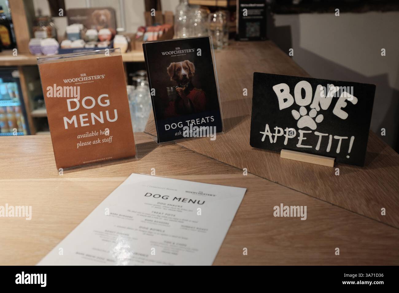 Un bar che vende prelibatezze per cani di Sir Woofchester vicino a Barnsley, South Yorkshire, Regno Unito Foto Stock