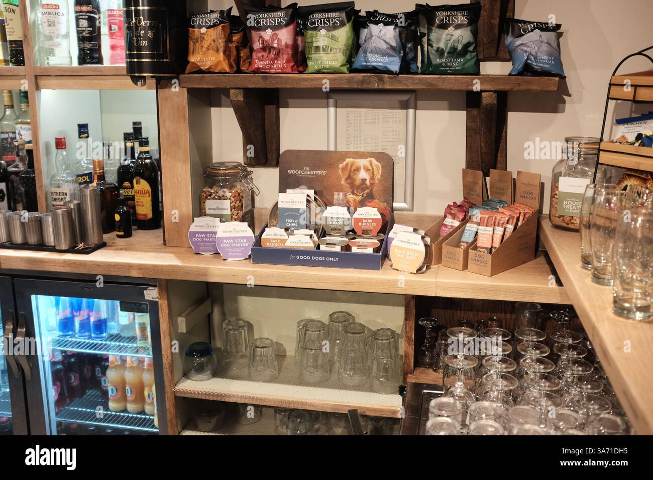Un bar che vende prelibatezze per cani di Sir Woofchester vicino a Barnsley, South Yorkshire, Regno Unito Foto Stock