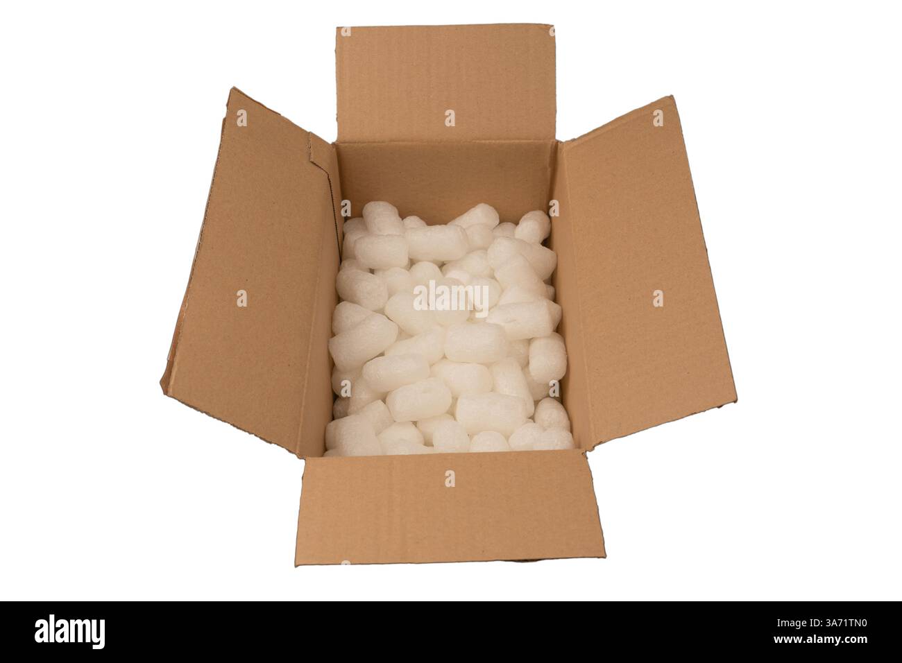 Scatola di cartone e materiale di riempimento bianco in esso isolato su sfondo bianco. Foto Stock