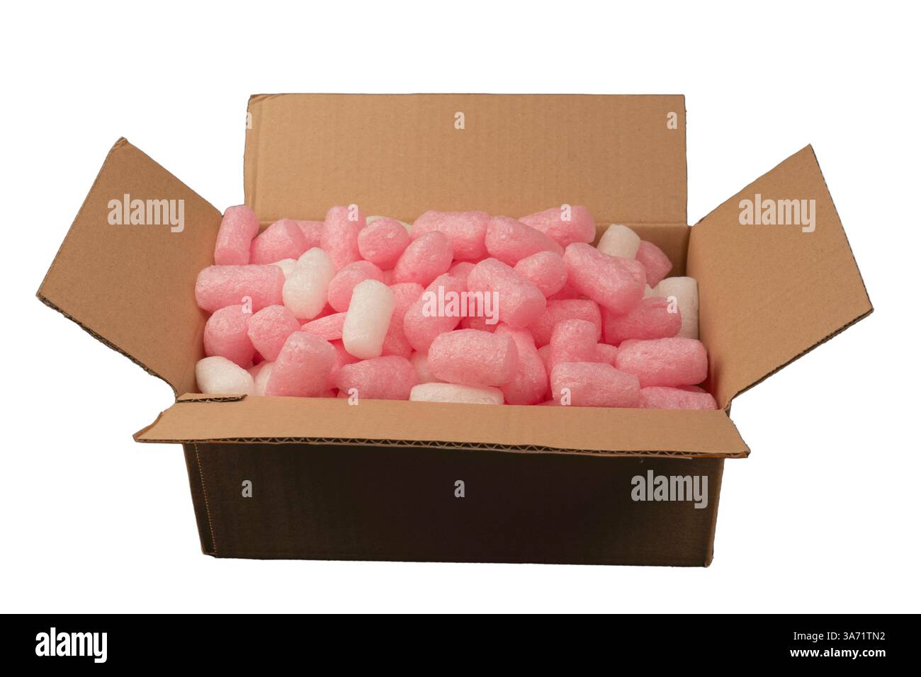 Scatola di cartone e materiale di riempimento bianco in esso isolato su sfondo bianco. Foto Stock